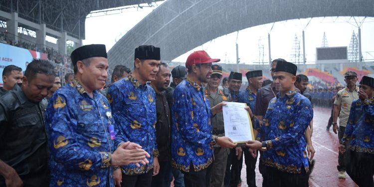Mualem Serahkan SK PPPK Paruh Waktu untuk Ribuan Honorer