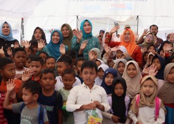 Tinjau Sekolah Darurat, Kak Na: Jaga Semangat Belajar Anak-Anak Kita
