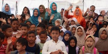 Tinjau Sekolah Darurat, Kak Na: Jaga Semangat Belajar Anak-Anak Kita