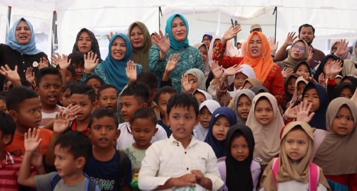 Tinjau Sekolah Darurat, Kak Na: Jaga Semangat Belajar Anak-Anak Kita