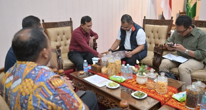 Wagub Aceh Bahas Penanganan Bencana dan Pembangunan Huntara Bersama Wakil Kepala Badan Pengaturan BUMN