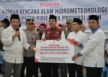 Wagub Aceh Dampingi Mendagri dan Mensos Serahkan Bantuan Korban Bencana di Pidie Jaya