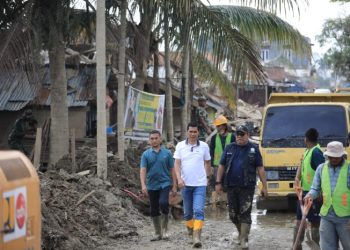 Pemerintah Aceh Kerahkan Lima Alat Berat Bersihkan Sekolah di Tamiang