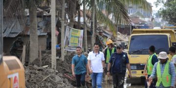 Pemerintah Aceh Kerahkan Lima Alat Berat Bersihkan Sekolah di Tamiang