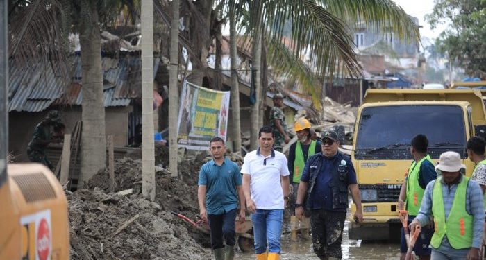 Pemerintah Aceh Kerahkan Lima Alat Berat Bersihkan Sekolah di Tamiang