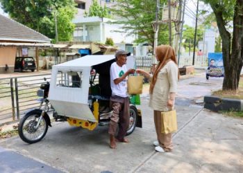 Ketua PKK Aceh Keliling Kota Berbagi Daging Meugang