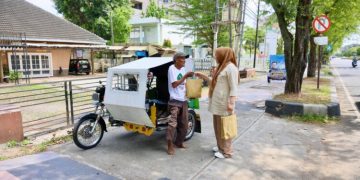 Ketua PKK Aceh Keliling Kota Berbagi Daging Meugang