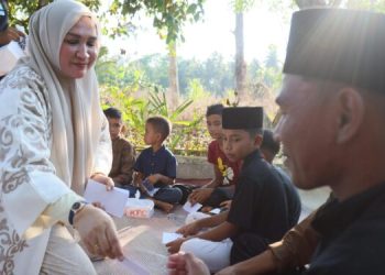 Mudik ke Seunuddon, Ketua PKK Aceh Santuni Anak Yatim dan Ziarah ke Makam Keluarga