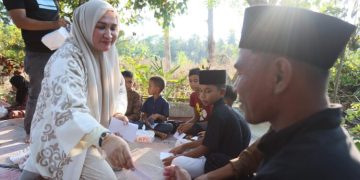 Mudik ke Seunuddon, Ketua PKK Aceh Santuni Anak Yatim dan Ziarah ke Makam Keluarga