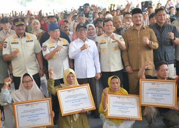 Wagub Aceh bersama Menko PMK dan Mendagri Serahkan Bantuan Rumah Rusak Korban Bencana di Aceh Tamiang