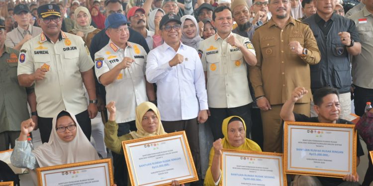 Wagub Aceh bersama Menko PMK dan Mendagri Serahkan Bantuan Rumah Rusak Korban Bencana di Aceh Tamiang