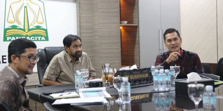 Mualem Pimpin Rapat Bahas Validasi Data JKA Bersama Sekda dan Dinkes  ‎