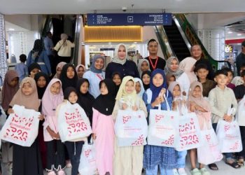 Ketua PKK Aceh Ajak Anak yatim Berbelanja Baju Lebaran di Plaza Aceh
