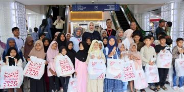 Ketua PKK Aceh Ajak Anak yatim Berbelanja Baju Lebaran di Plaza Aceh