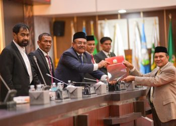 Gubernur Hadiri Paripurna DPRA LKPJ 2025 Rekomendasi  Penyampaian