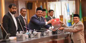 Gubernur Hadiri Paripurna DPRA LKPJ 2025 Rekomendasi Penyampaian