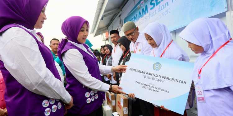 Marlina Muzakir Dampingi Ketum Posyandu Serahkan Bantuan di Huntara Aceh Utara