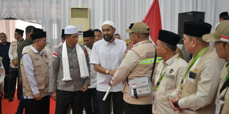 Mualem Lepas Kloter Perdana Calon Jemaah Haji Aceh, Ingatkan Bersihkan Hati dan Jaga Kesehatan