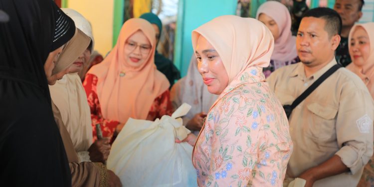 DWP Aceh Salurkan Bantuan untuk Puluhan Lansia Korban Kebakaran