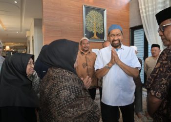 Gubernur Mualem Takziah ke Rumah Duka Zaini Abdullah