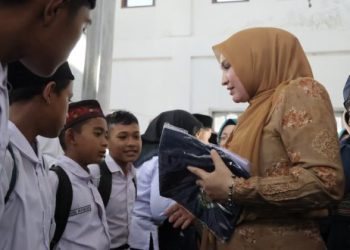 Kak Na Berbagi Seragam di Sekolah Darurat Pantan Nangka