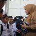Kak Na Berbagi Seragam di Sekolah Darurat Pantan Nangka