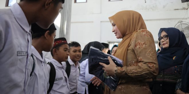 Kak Na Berbagi Seragam di Sekolah Darurat Pantan Nangka