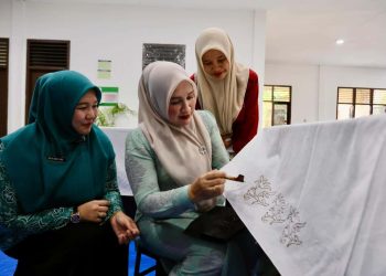 Ketua Dekranasda Aceh Sumbang Canting Cap dan Mesin Tenun