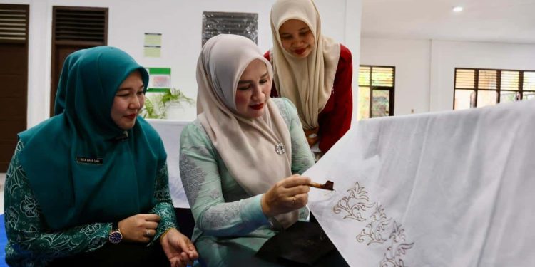 Ketua Dekranasda Aceh Sumbang Canting Cap dan Mesin Tenun
