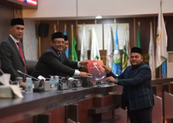 Sekda Aceh Hadiri Paripurna Persetujuan Tiga Raqan Inisiatif DPRA