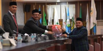 Sekda Aceh Hadiri Paripurna Persetujuan Tiga Raqan Inisiatif DPRA