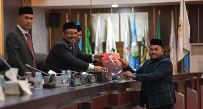 Sekda Aceh Hadiri Paripurna Persetujuan Tiga Raqan Inisiatif DPRA