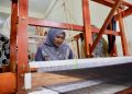 Tinjau Sentra Kerajinan Tenun, Kak Na: Ajak Teman Lestarikan Tenun Aceh