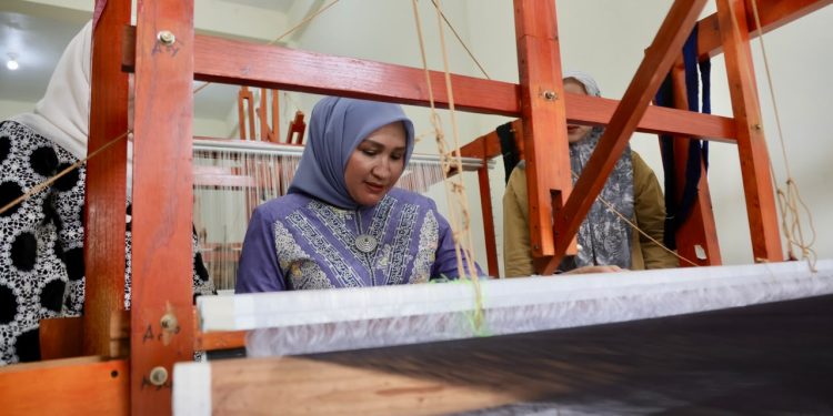 Tinjau Sentra Kerajinan Tenun, Kak Na: Ajak Teman Lestarikan Tenun Aceh