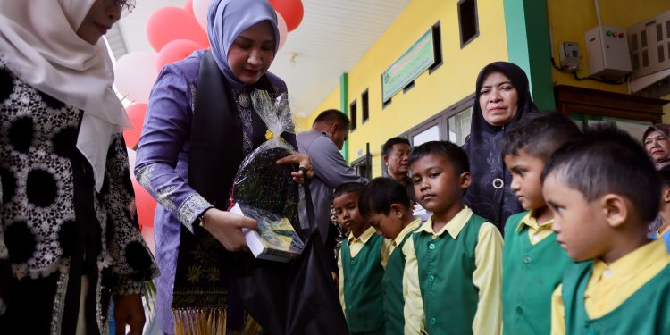 Kak Na dan Satu Cup Eskrim untuk Para Siswa Tangguh Bireuen