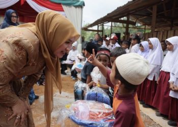 Kak Na Sapa Warga Uning Mas di Huntara Blang Rakal