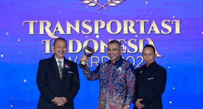 Jadi Role Model Nasional Layanan Transportasi Publik Gratis, Mualem Raih Transportasi Indonesia Award 2026
