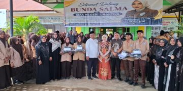 Bunda Salma Salurkan Seragam untuk Pelajar Aceh Utara
