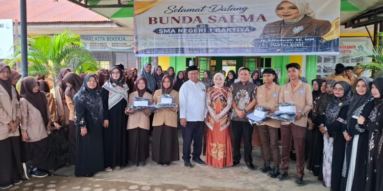Bunda Salma Salurkan Seragam untuk Pelajar Aceh Utara