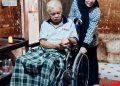 Bunda Salma Serahkan Kursi Roda untuk Warga Lumpuh