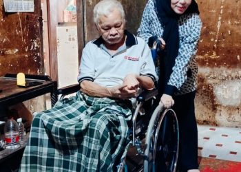 Bunda Salma Serahkan Kursi Roda untuk Warga Lumpuh