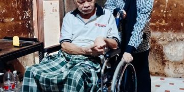 Bunda Salma Serahkan Kursi Roda untuk Warga Lumpuh