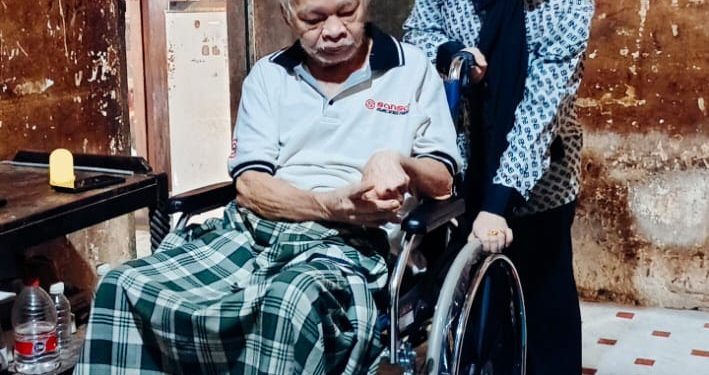 Bunda Salma Serahkan Kursi Roda untuk Warga Lumpuh